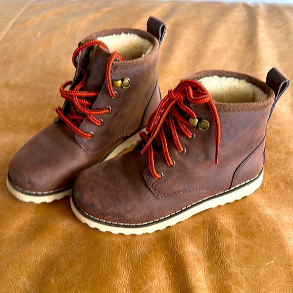 UGG 🥾kids leather and Sherpa lace up boots! EXCELLENT CONDITON! Size 11 - Picture 2 of 5
